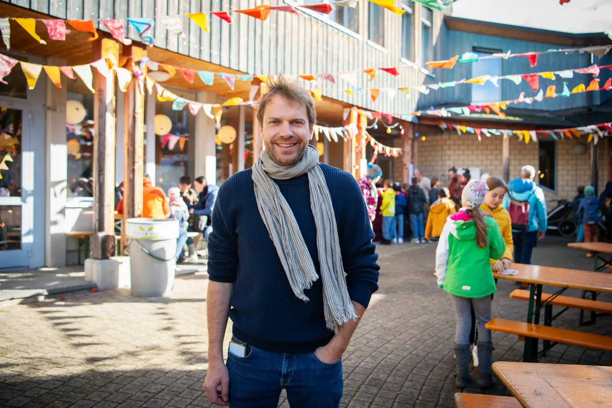 Der Co-Schulleiter Lukas Wunderlich steht auf dem Festgelände.